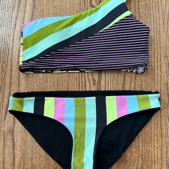Maaji reversible swim suit - Picture 2 of 4